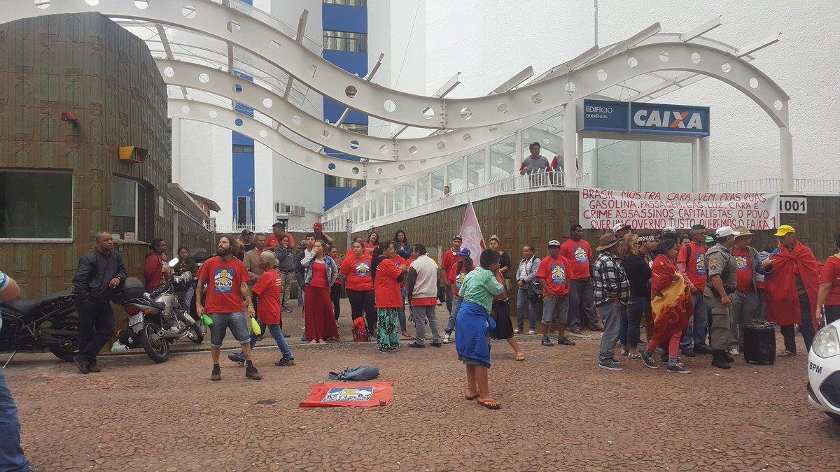 Manifestantes bloqueiam a entrada da Caixa Econ&ocirc;mica Federal, da Pra&ccedil;a da Alf&acirc;ndega