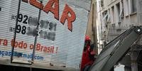 Caminhão derruba portão de prédio, após andar desgovernado pelo bairro Rio Branco