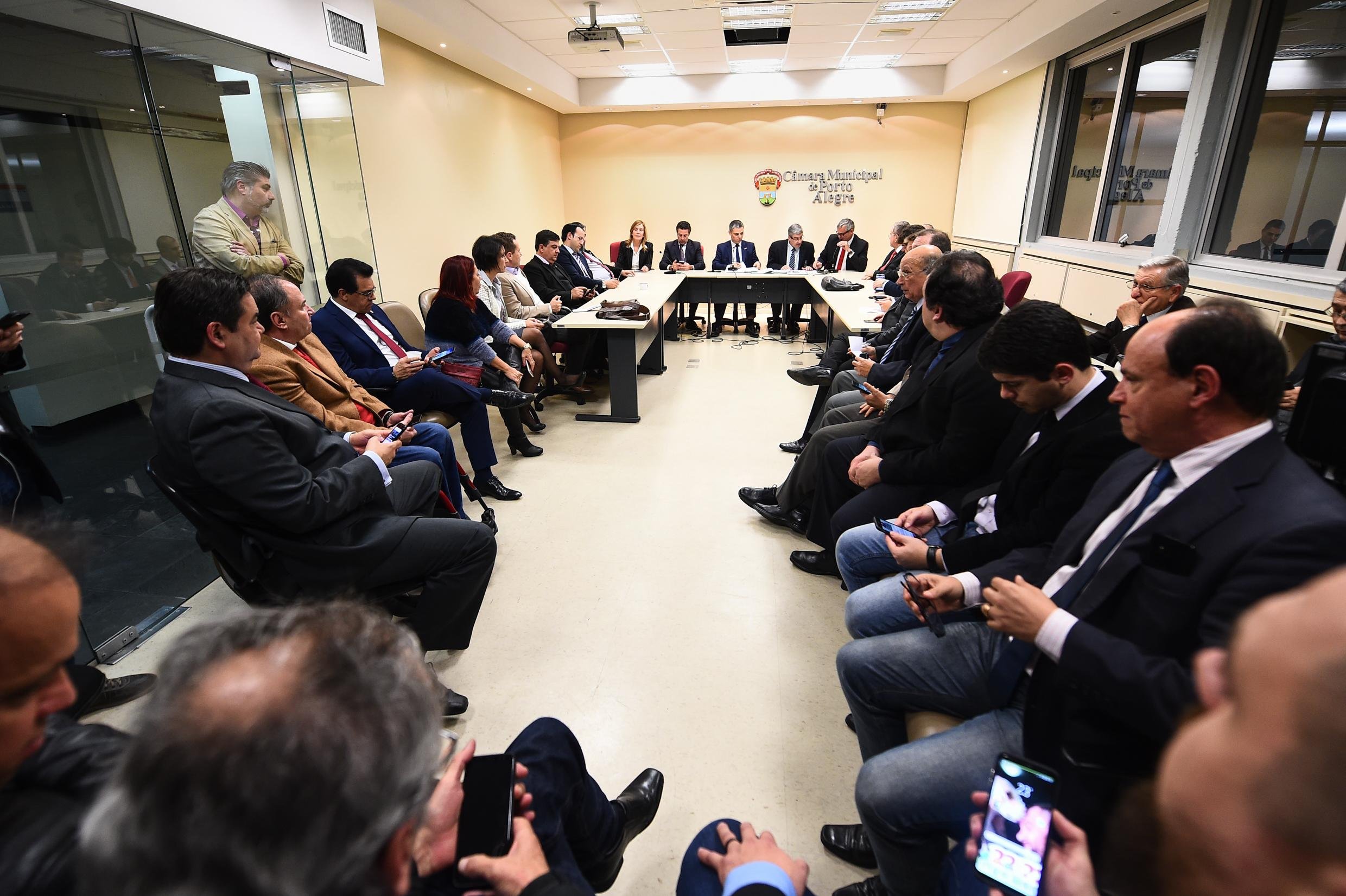 Ap&oacute;s confus&atilde;o, sess&atilde;o prosseguiu fora do plen&aacute;rio