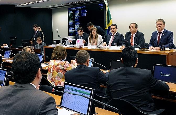 Alguns parlamentares relacionam a altera&ccedil;&atilde;o do relator a uma tentativa de criminalizar todos os casos de aborto