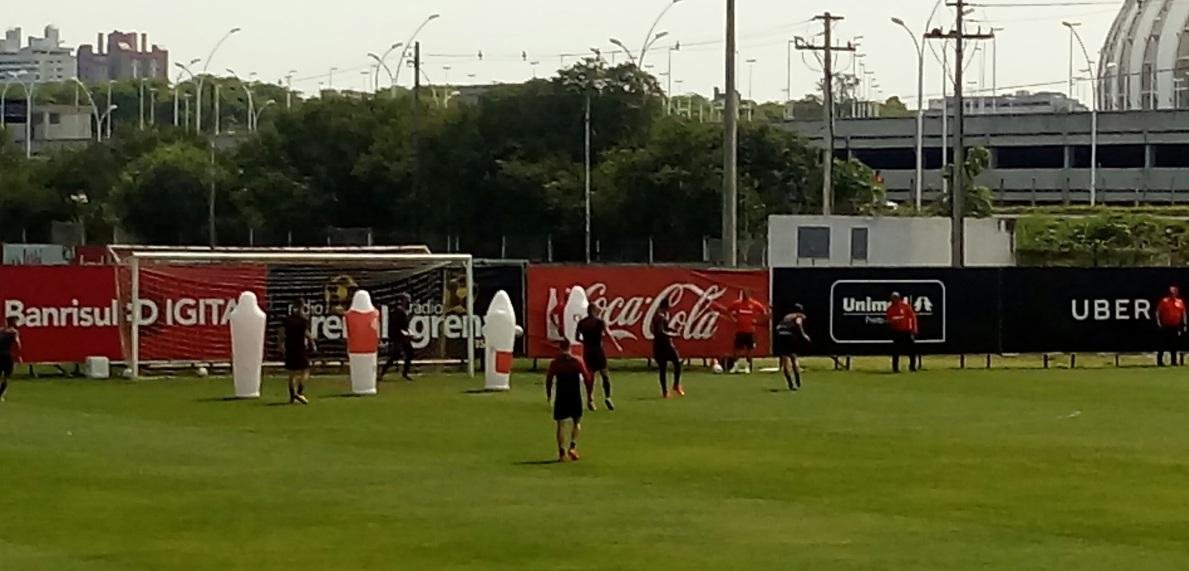 Carlos trabalha na vaga de Leandro Dami&atilde;o, que segue em tratamento