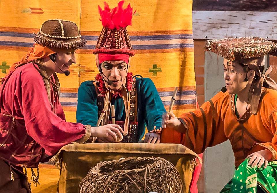Atores criam uma brincadeira, construindo um elo com o mundo infantil