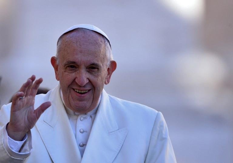 Papa pro&iacute;be venda de cigarros no Vaticano a partir de 2018