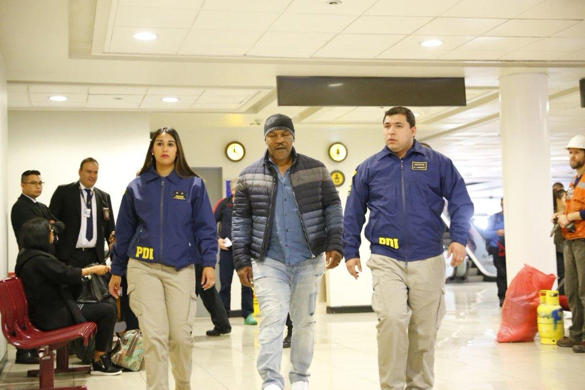 Tyson foi reembarcado por policiais em voo para os Estados Unidos