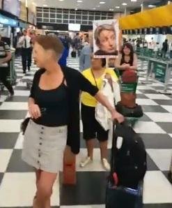 Al&eacute;m de xingamentos, mulher chegou a empurrar fil&oacute;sofa utilizando um cartaz de protesto