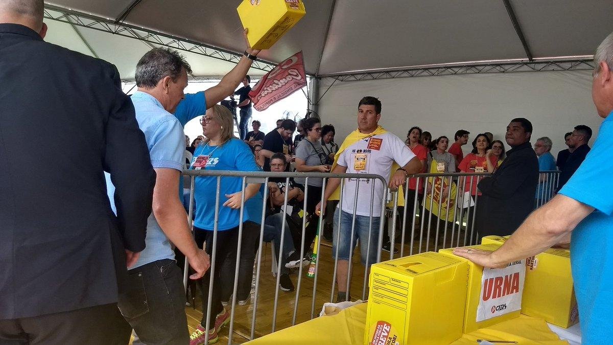 Assembleia teve 1160 votos a favor e 568 contr&aacute;rios &agrave; paralisa&ccedil;&atilde;o