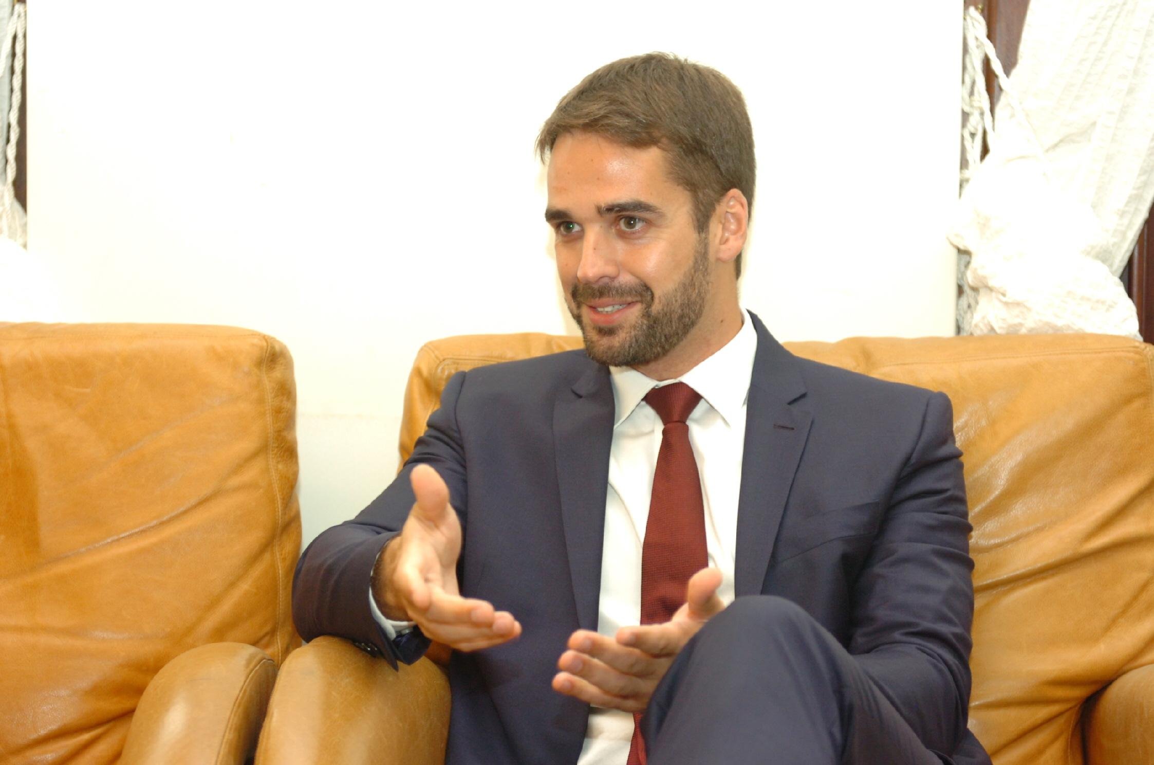 Eduardo Leite, que deve ser escolhido para comandar a sigla, defende a sa&iacute;da do governo
