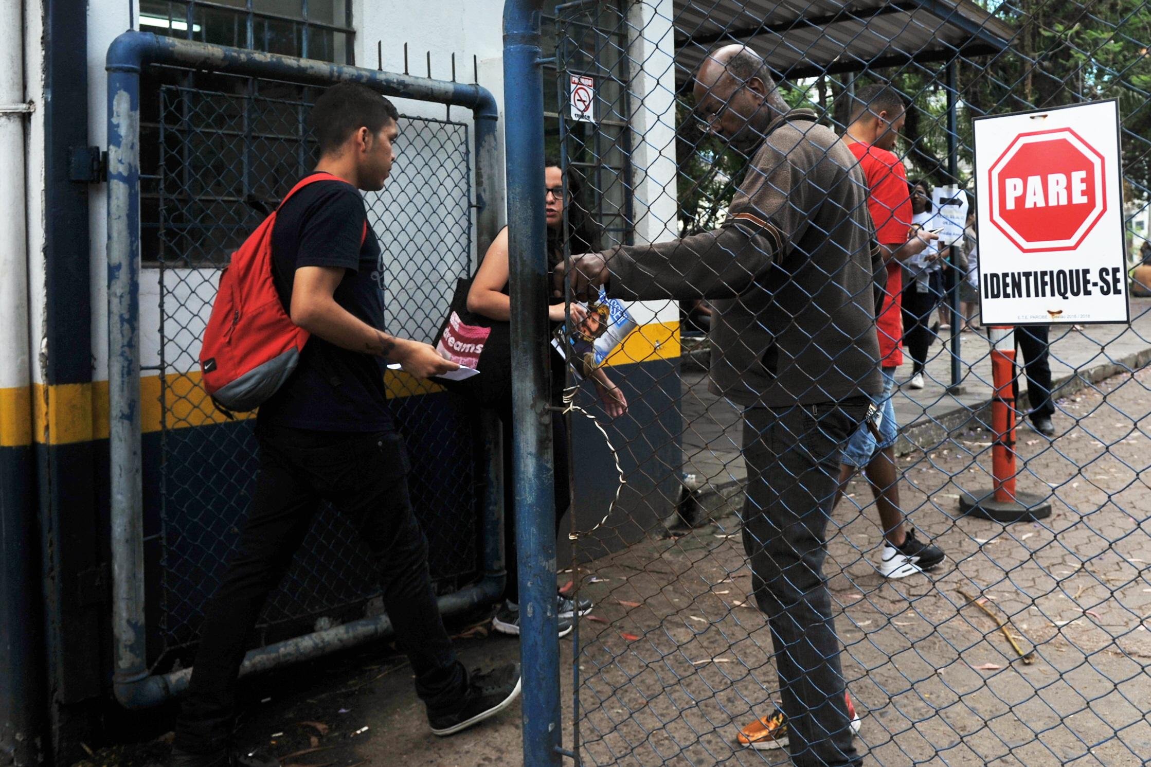 Estudantes devem lembrar que no fim de semana o n&uacute;mero de linhas de metr&ocirc;, trem e &ocirc;nibus circulando costuma ser menor