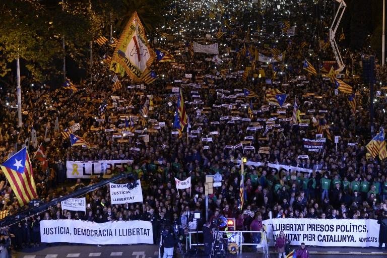 Cerca de 750 mil manifestantes pedem liberta&ccedil;&atilde;o de separatistas na Catalunha