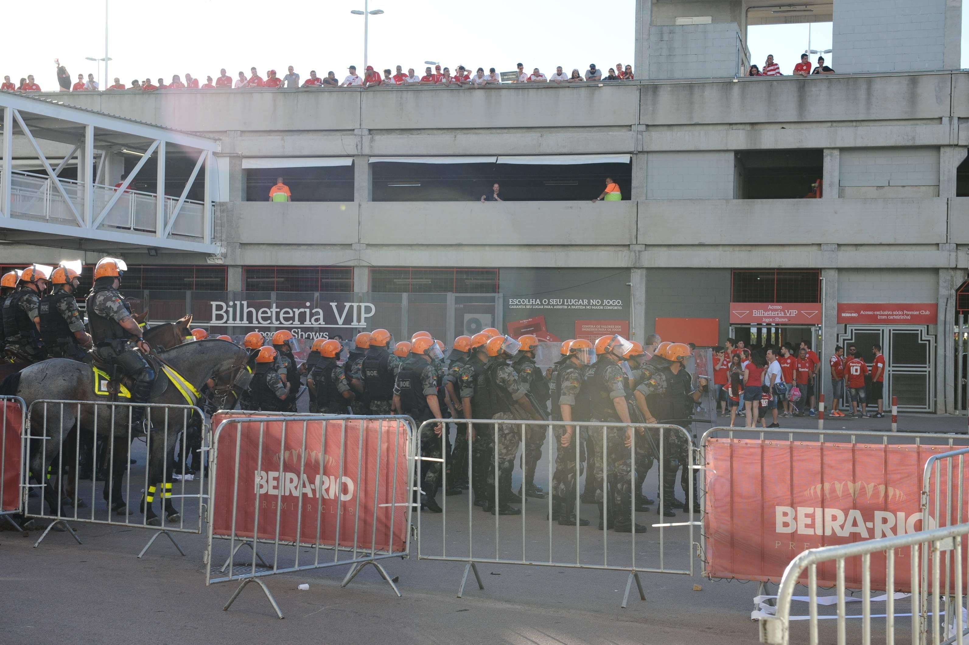 Torcedores protestam ap&oacute;s empate do Inter com Vila Nova 