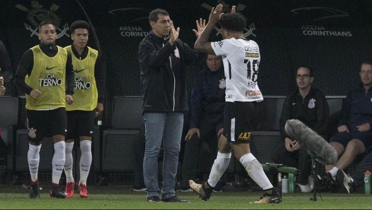 Kazin saiu do banco para garantir vit&oacute;ria do Corinthians