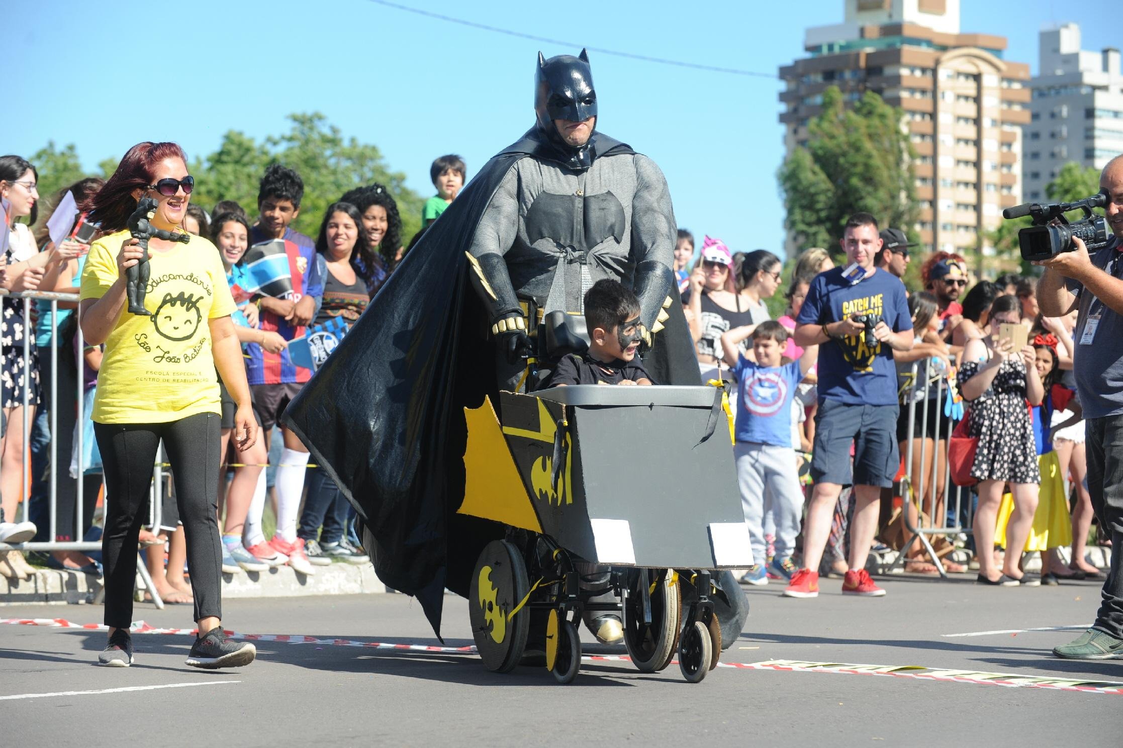 Projeto teve desfile de crian&ccedil;as e pais fantasiados como super-her&oacute;is