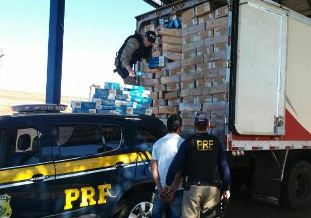 PRF apreende quase 140 mil ma&ccedil;os de cigarro entre carga de frango congelado em Seberi 