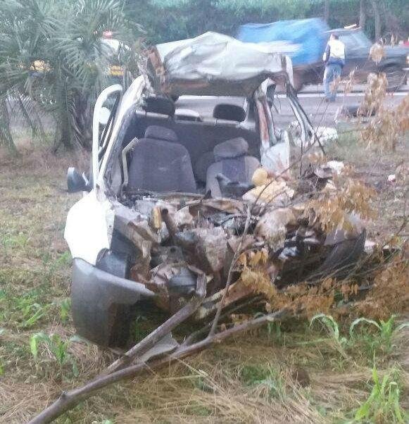 Acidente entre carro e &ocirc;nibus de turismo deixa um morto na BR 386