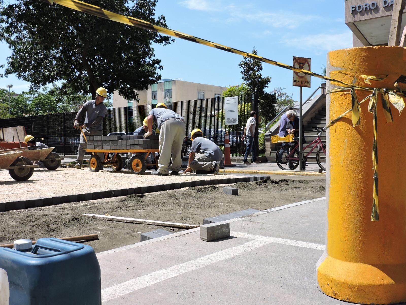 Equipes trabalham na constru&ccedil;&atilde;o de espa&ccedil;o compartilhado para pedestres e motoristas