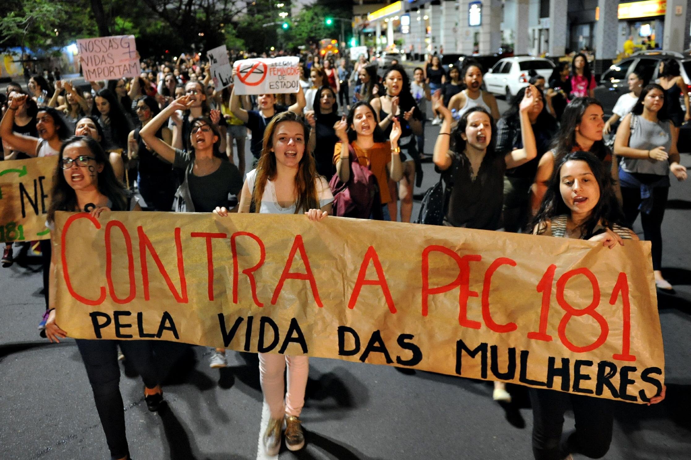 Grupo percorreu ruas centrais denunciando retirada de direitos em casos de estupro e risco de morte