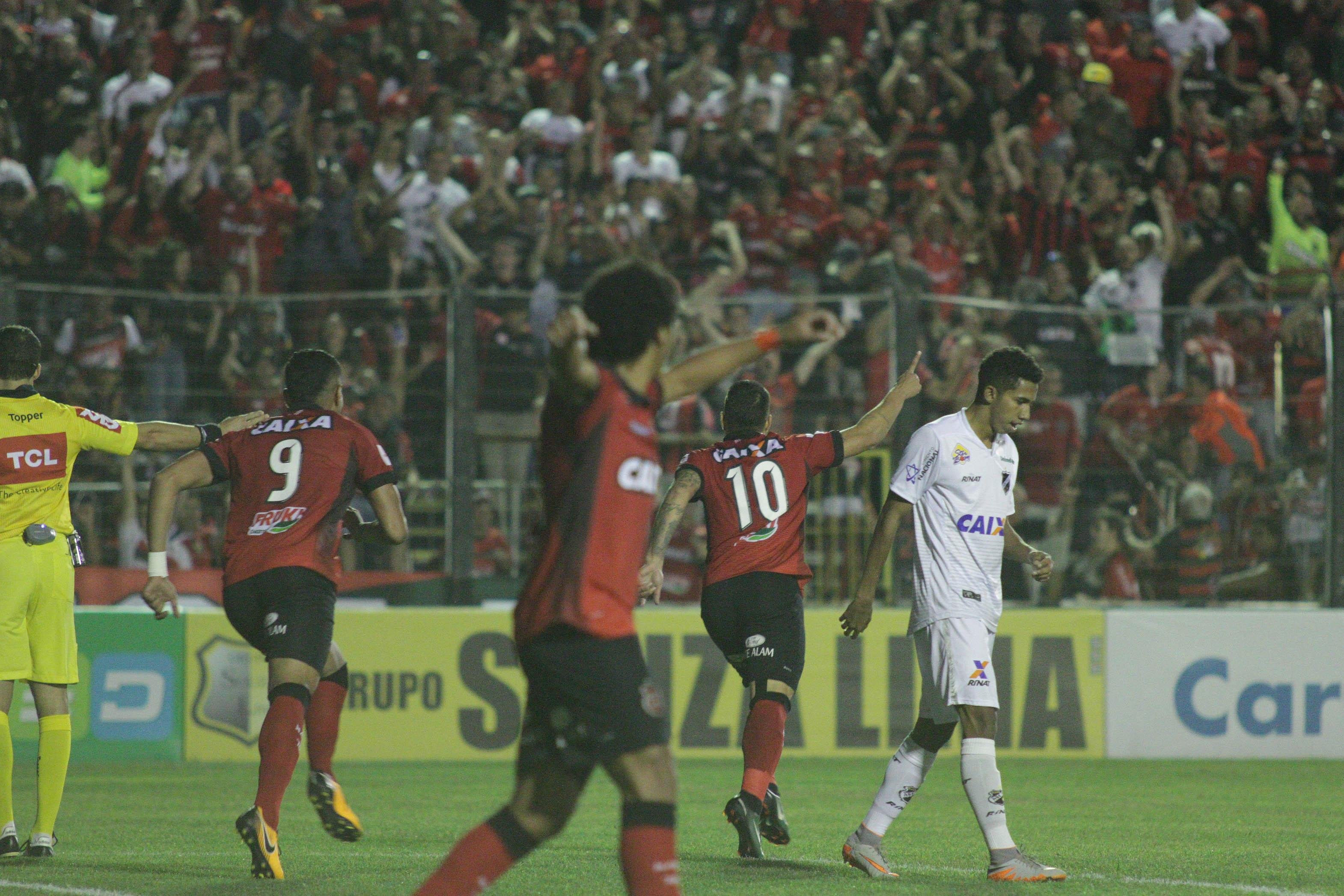Vit&oacute;ria por 3 a 0 contou com apoio de quase 10 mil torcedores e foi a terceira vit&oacute;ria seguida do time em casa