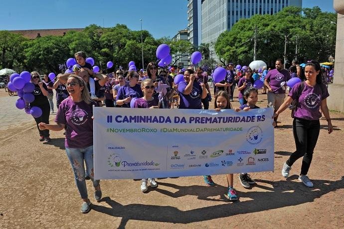 Com camisetas, bal&otilde;es e cataventos na cor roxa, participantes sa&iacute;ram do Monumento Expedicion&aacute;rio  