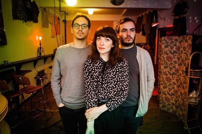 Trio brit&acirc;nico liderado por Elena Tonra apresenta turn&ecirc; de &ldquo;Not to Disappear&rdquo;