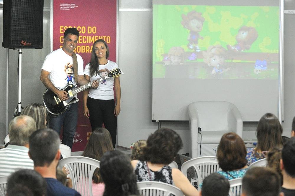 Projeto "Maur&iacute;cio e os Imagin&aacute;rios", do casal Maur&iacute;cio Rech e Carolina Le&atilde;es Rech traz m&uacute;sica e literatura para crian&ccedil;as 