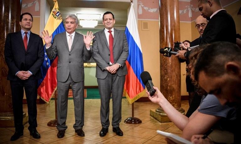 Pa&iacute;s pegou empr&eacute;stimo de bilh&otilde;es de d&oacute;lares com R&uacute;ssia e China