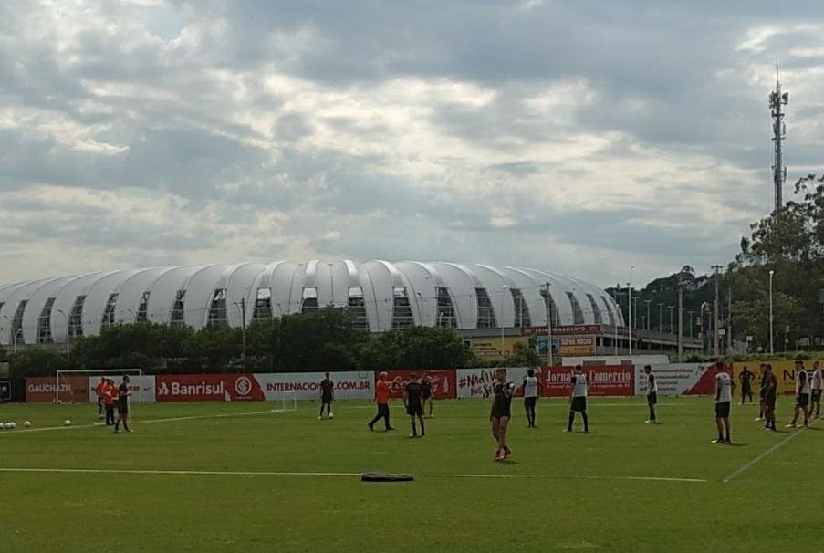 Trio defensivo do Inter treina com bola no CT Parque Gigante 