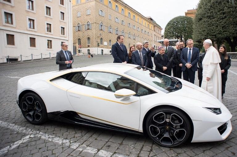 Papa ganha Lamborghini e decide leilo&aacute;-lo