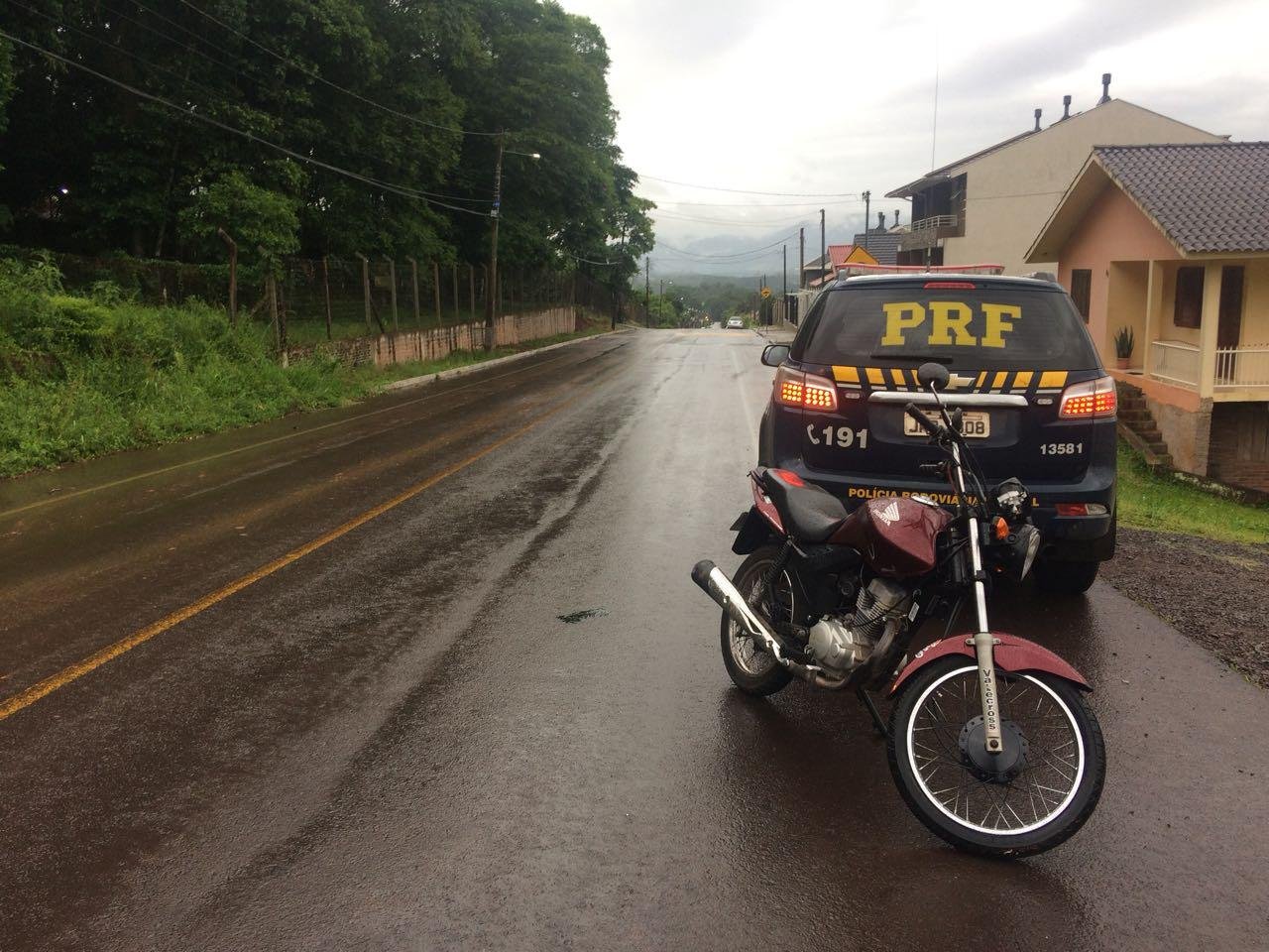 Rapaz de 19 anos estava atravessando passarela de pedestres com o ve&iacute;culo, quando recebeu ordem de parada