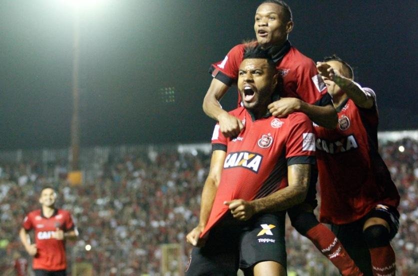 Marcinho (no alto) pertence ao Inter e retornar&aacute; de empr&eacute;stimo em 2018
