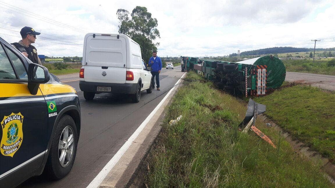Carreta tombou ao tentar fazer o retorno no km 303 da BR 116