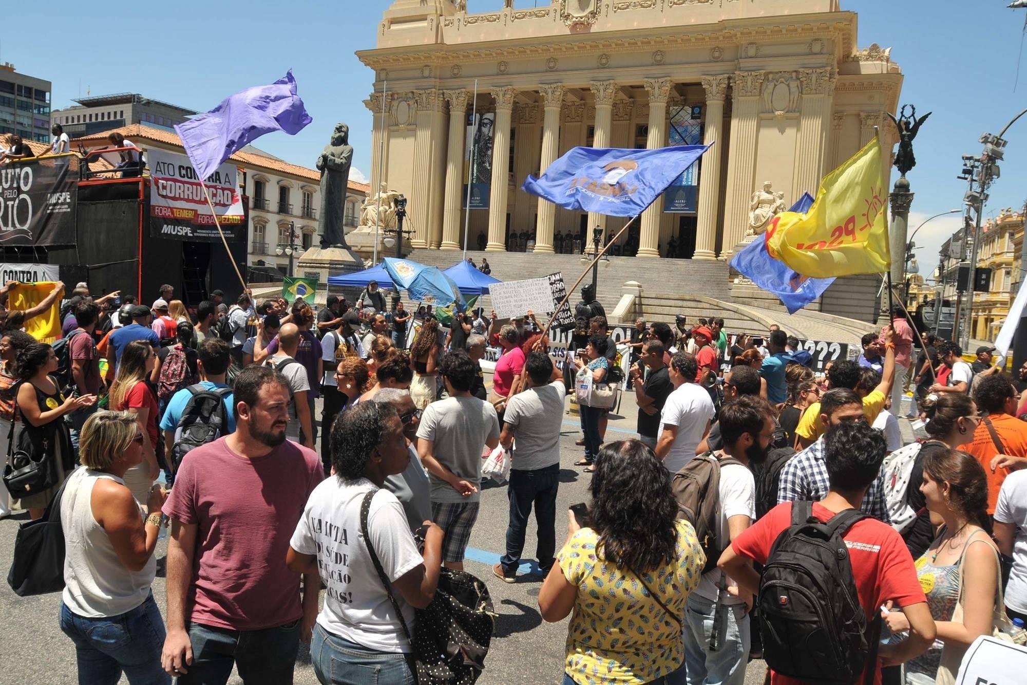 Protesto ocorreu durante vota&ccedil;&atilde;o pela soltura de tr&ecirc;s parlamentares estaduais