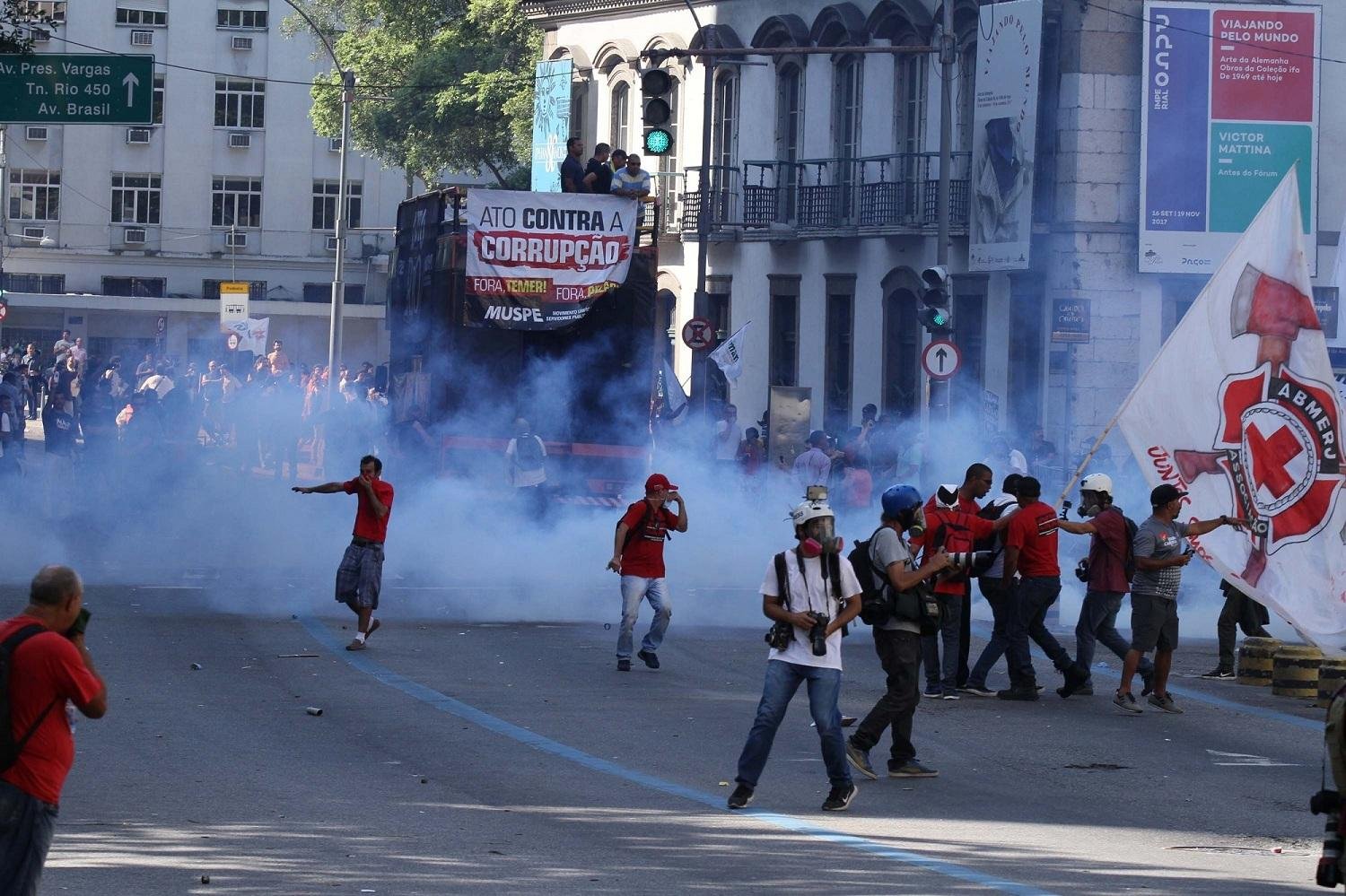 Assembleia do Rio ignora protestos e vota pela liberta&ccedil;&atilde;o de deputados presos
