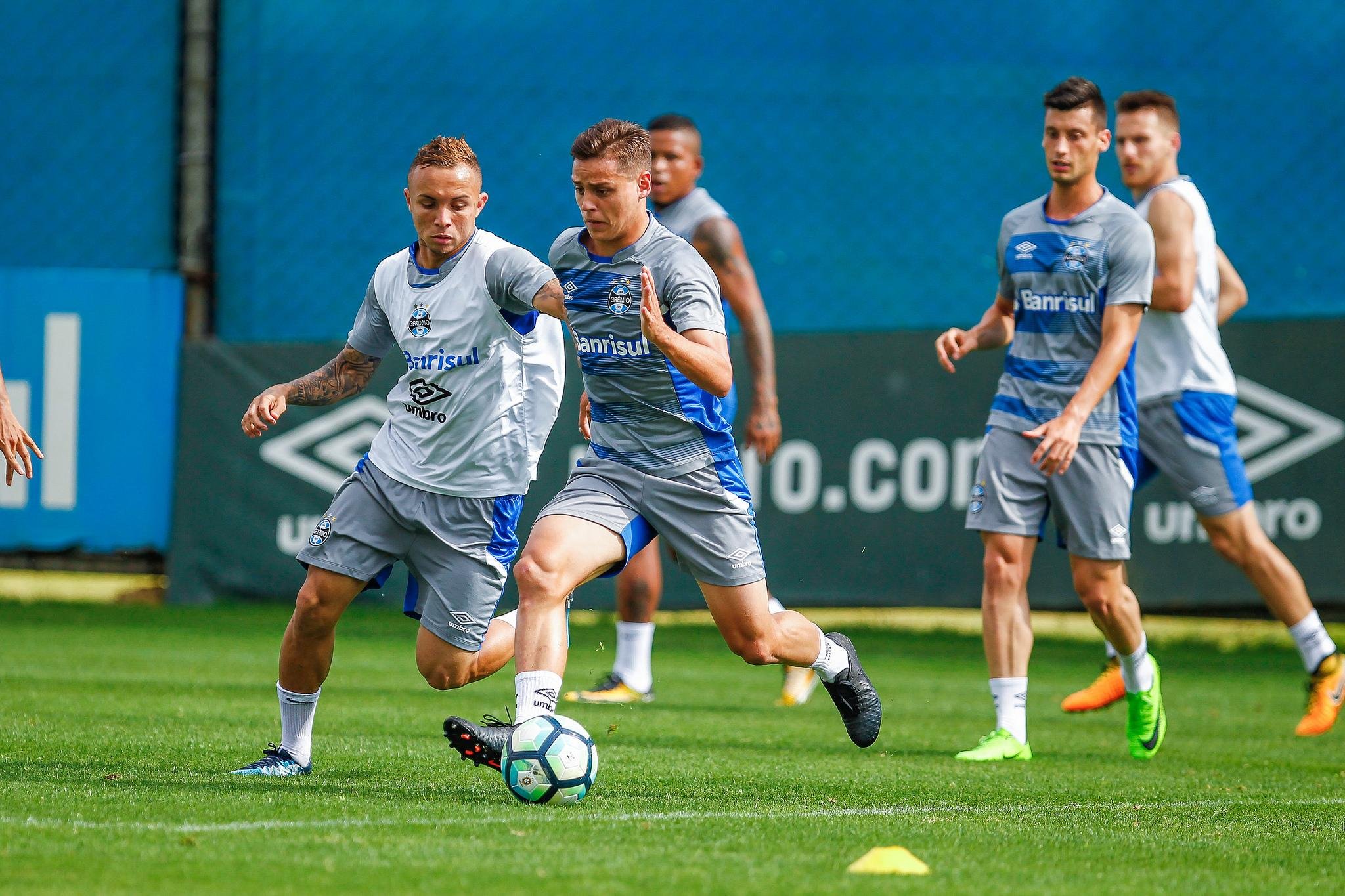 Renato comanda treino com tr&ecirc;s titulares e adia forma&ccedil;&atilde;o de time