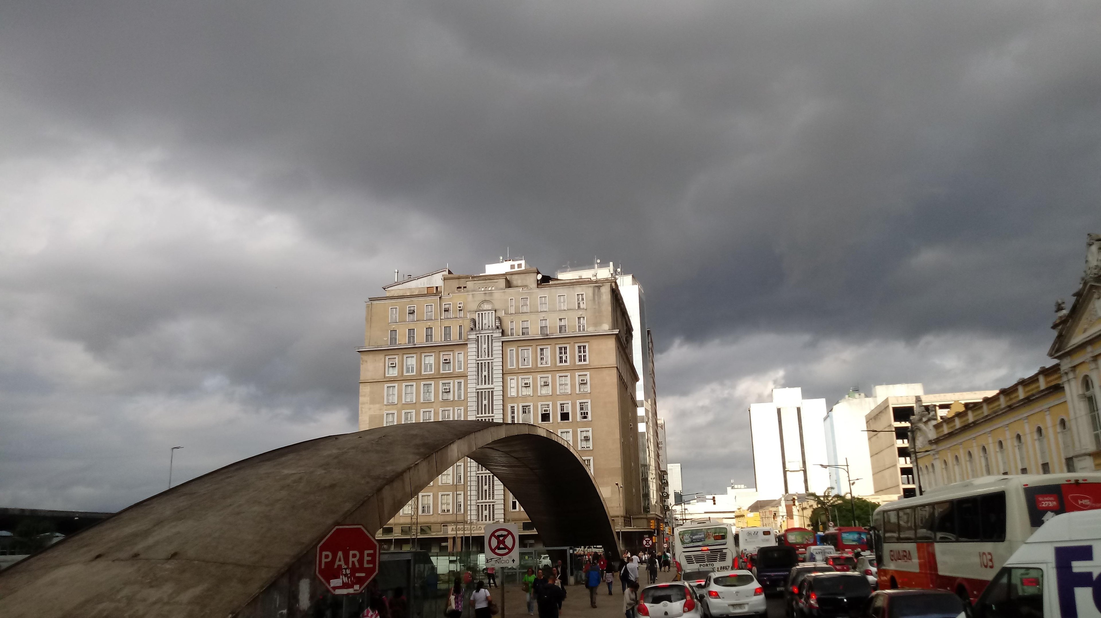 Porto Alegre ter&aacute; s&aacute;bado dividido entre sol e chuva
