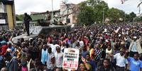 Milhares vão às ruas para pedir que Mugabe deixe poder no Zimbábue