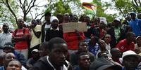 Centenas vão às ruas pedir saída de Mungabe
