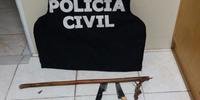 Machado e facas foram apreendidos pela Polícia Civil no local do crime