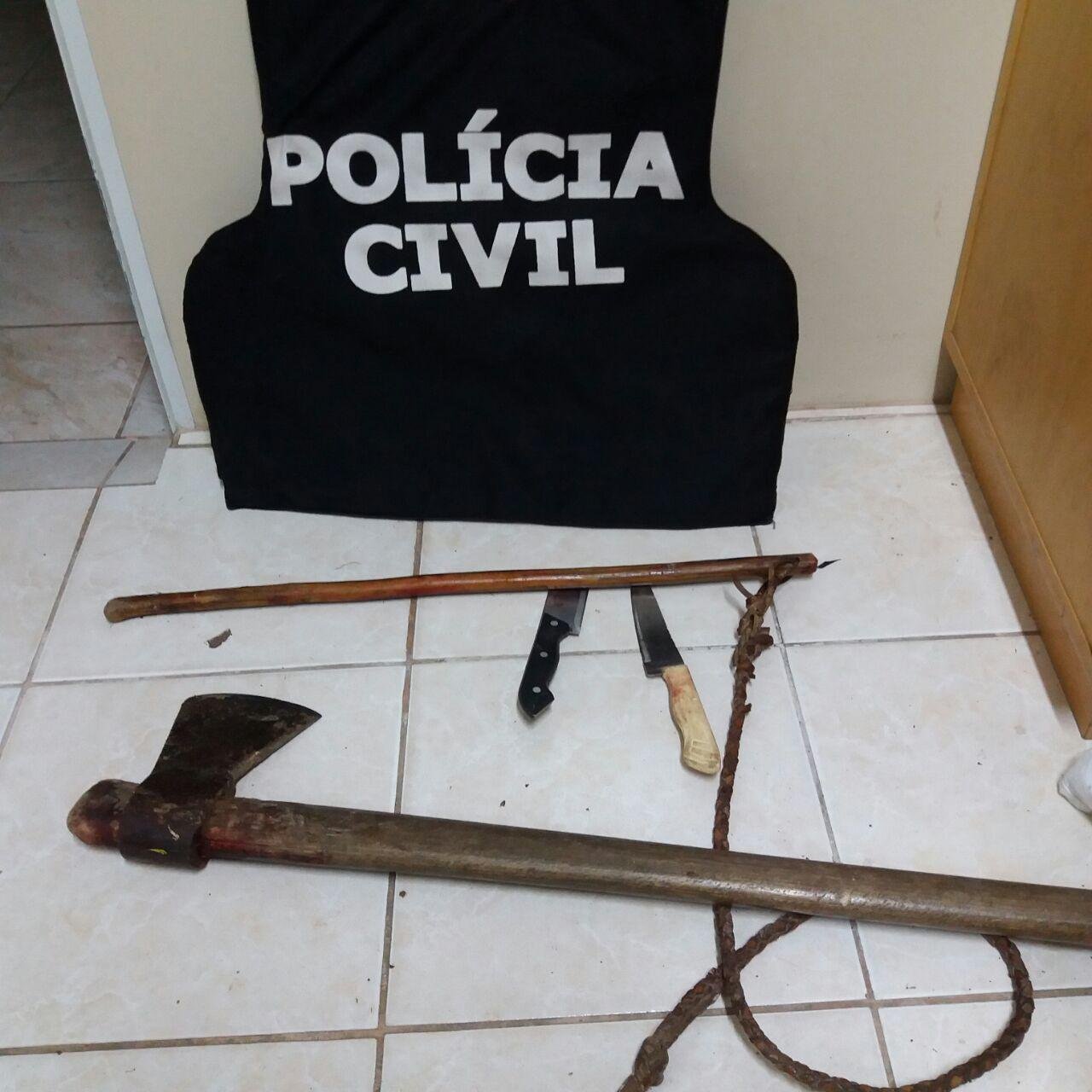 Machado e facas foram apreendidos pela Pol&iacute;cia Civil no local do crime