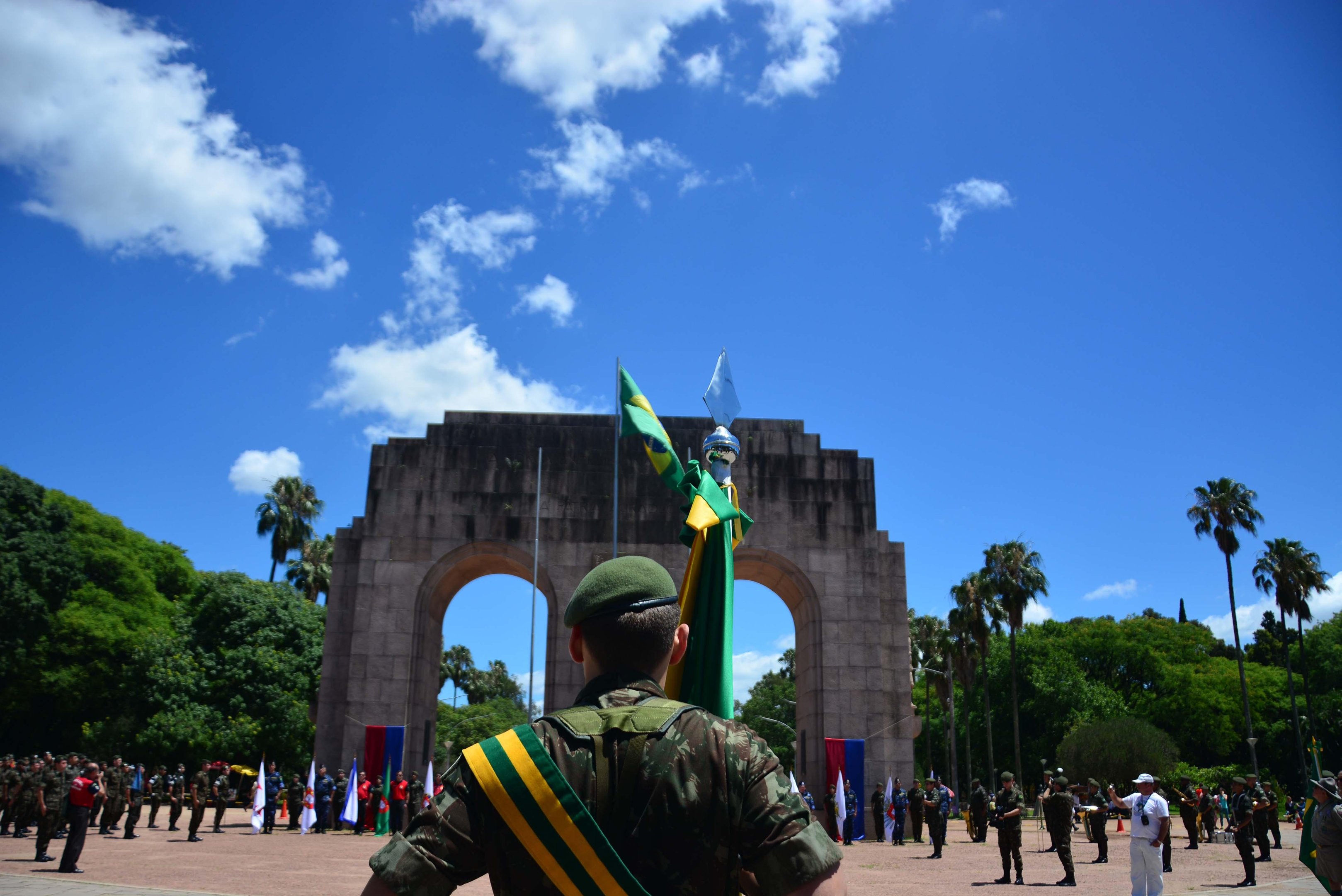 Comando Militar do Sul faz homenagem ao Dia da Bandeira