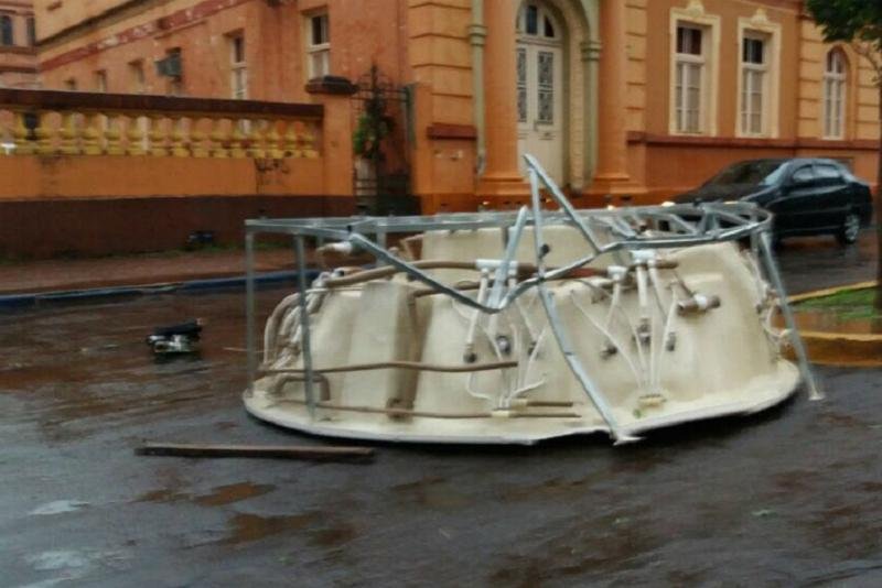Uma piscina foi arrancada pela for&ccedil;a do vento