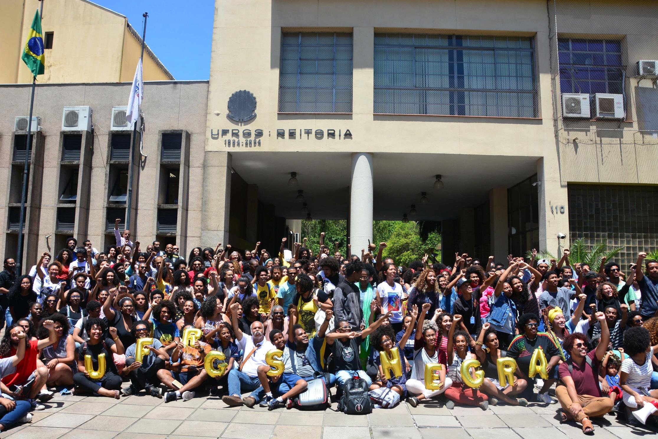 Foto coletiva integra programa&ccedil;&atilde;o de atividades do evento "Novembro Negro da Ufrgs"