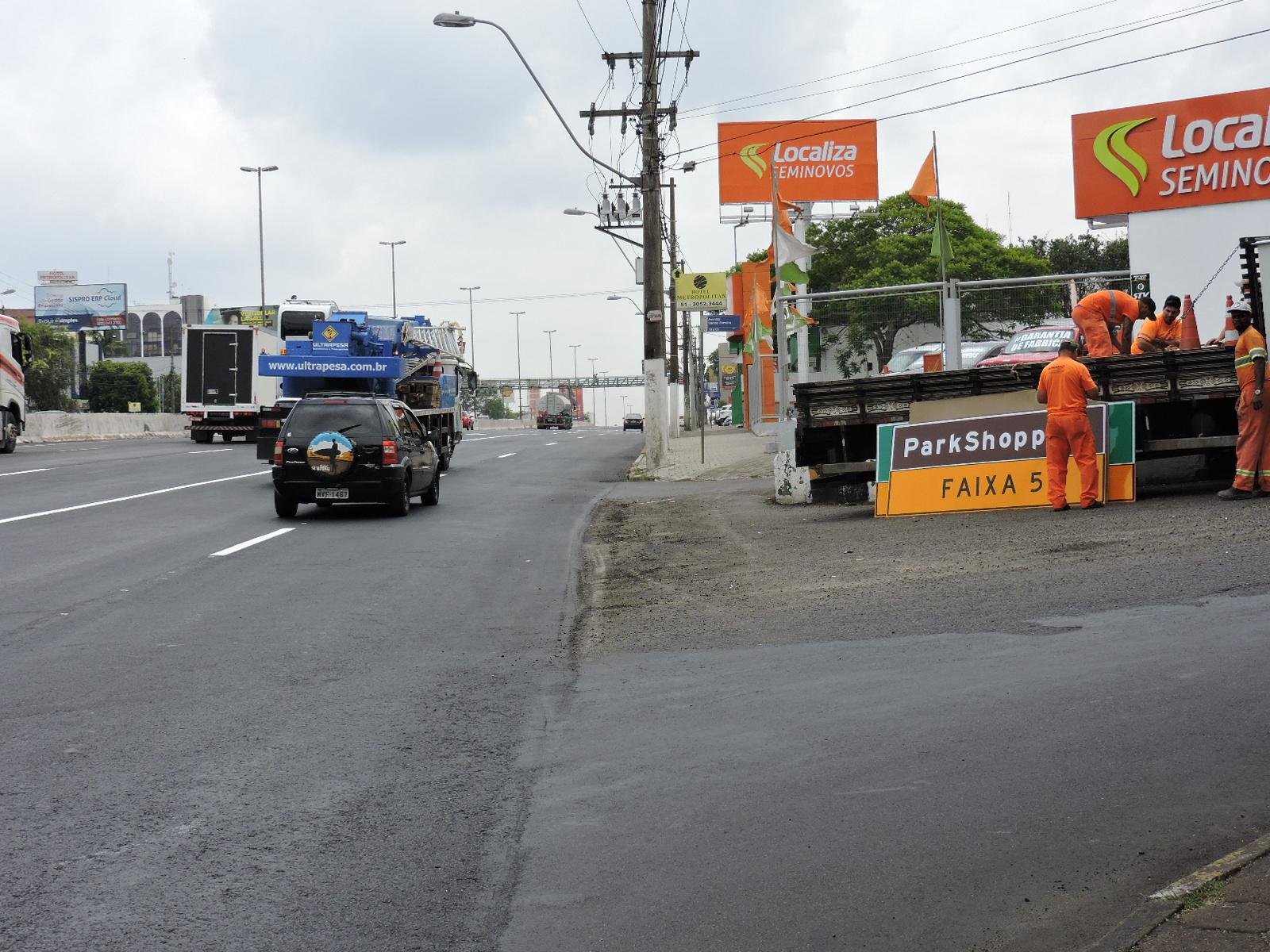 Instala&ccedil;&atilde;o de sinaliza&ccedil;&atilde;o na BR 116 alerta motoristas sobre cria&ccedil;&atilde;o da quinta faixa em Canoas