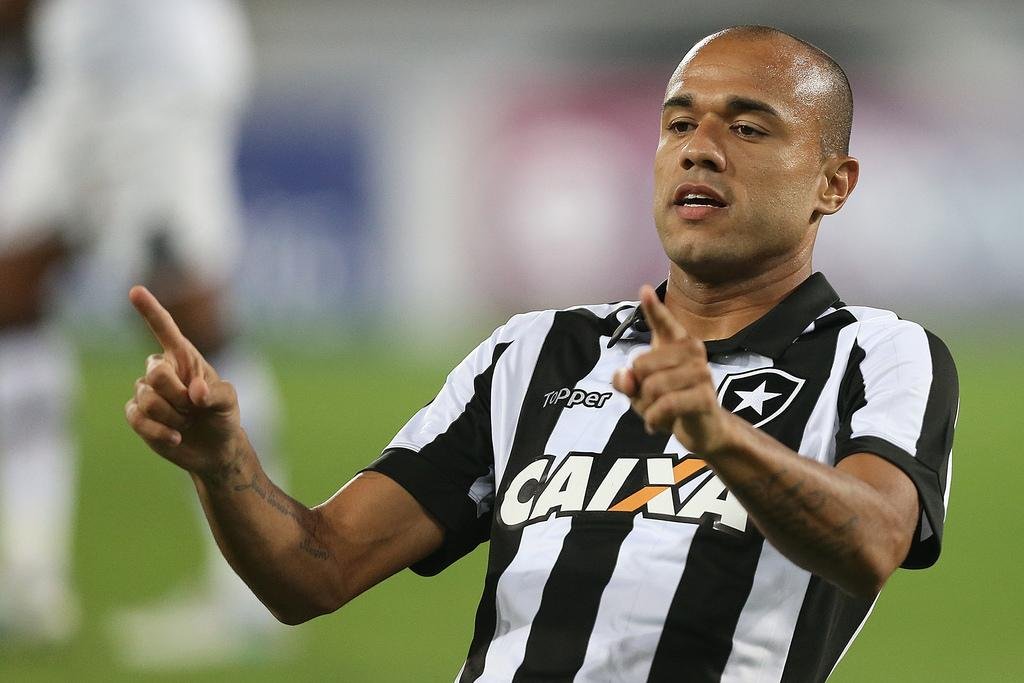 Roger deve assinar contrato de duas temporadas com o Inter