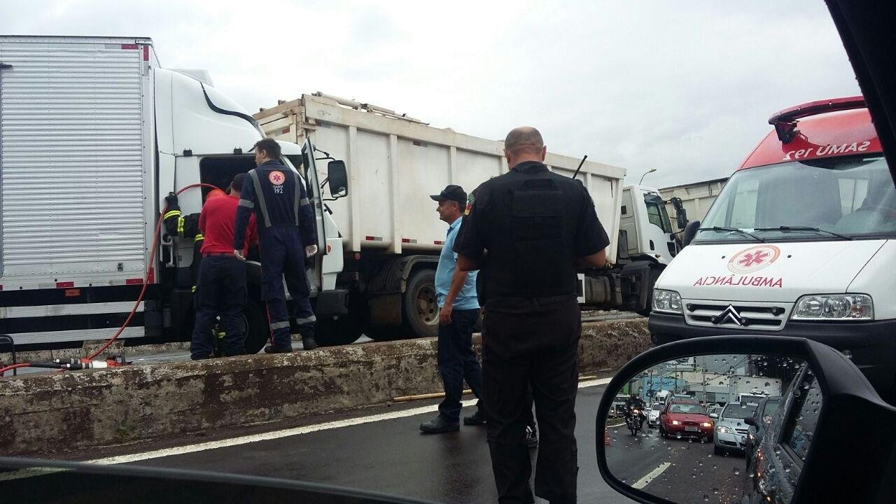 Acidente com caminh&otilde;es provoca lentid&atilde;o na BR 116, em S&atilde;o Leopoldo