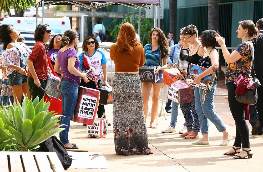 Sob protestos, Comiss&atilde;o da C&acirc;mara retoma vota&ccedil;&atilde;o de PEC que pro&iacute;be aborto