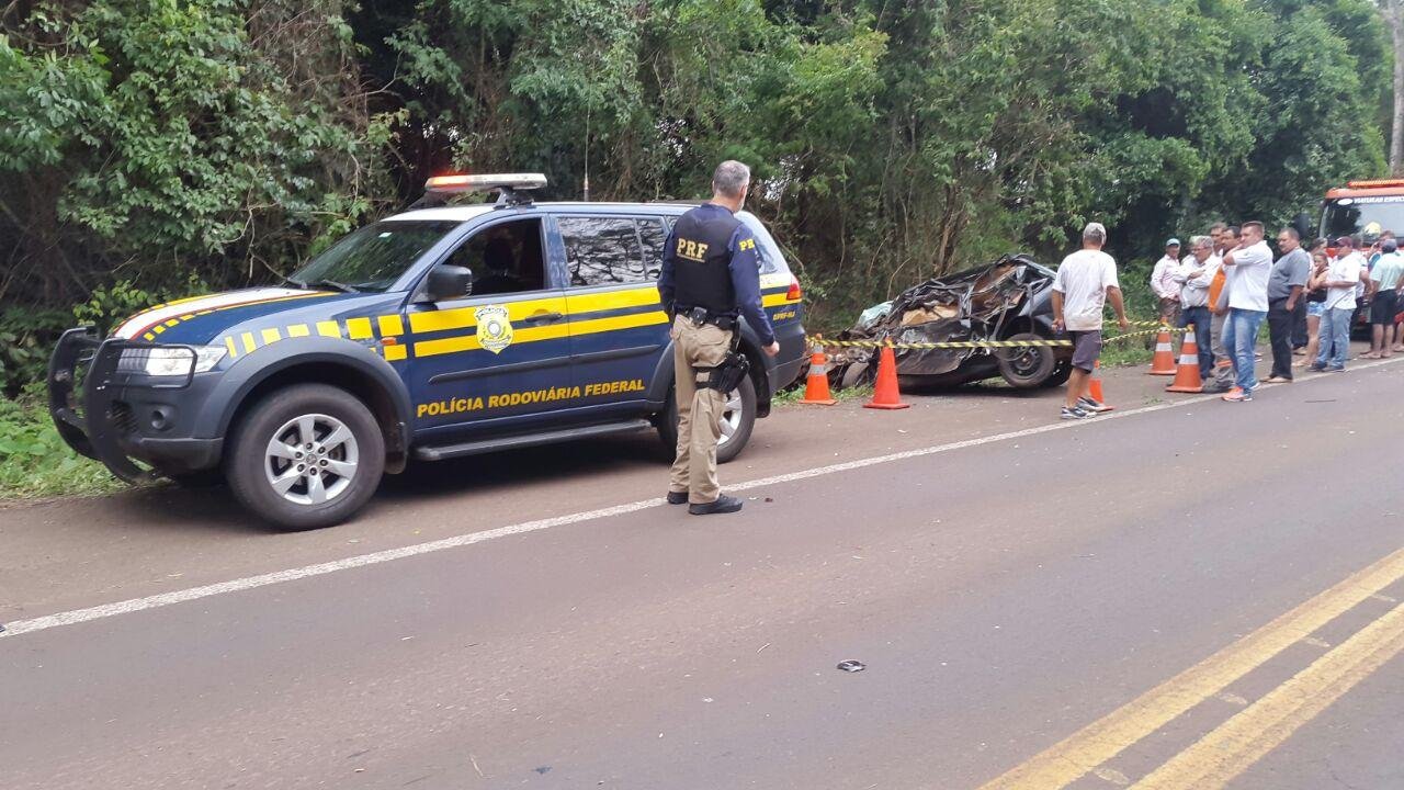 Ve&iacute;culo foi lan&ccedil;ado para o acostamento, com for&ccedil;a do impacto na BR 386
