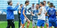 Hiltor Mombach examina time do Grêmio para final contra Lanús