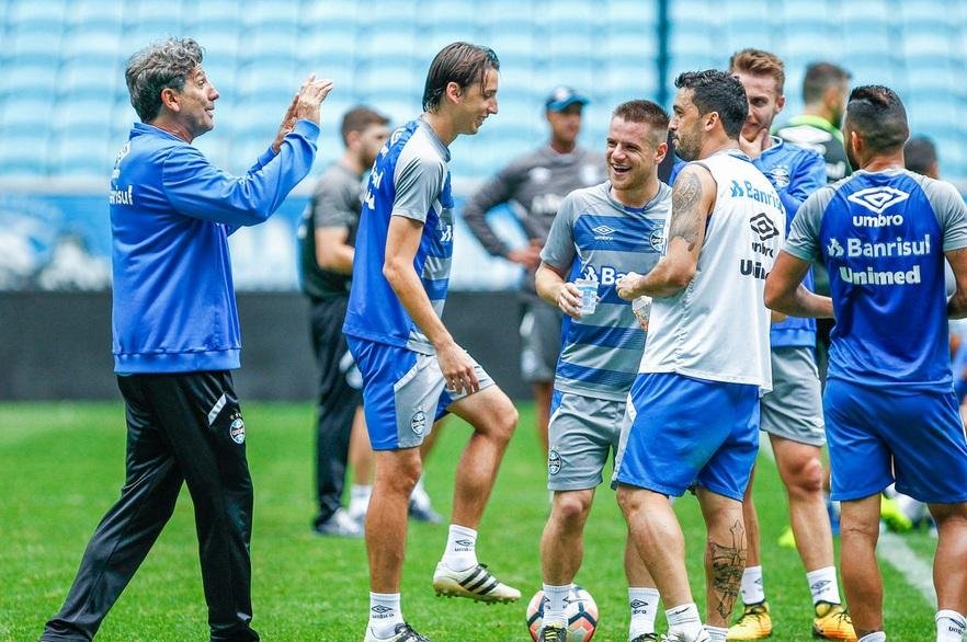 Hiltor Mombach examina time do Gr&ecirc;mio para final contra Lan&uacute;s