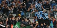 Torcida enlouquece após gol do Grêmio