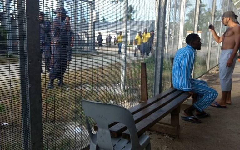 Pol&iacute;cia retira refugiados &agrave; for&ccedil;a do campo australiano de Manus